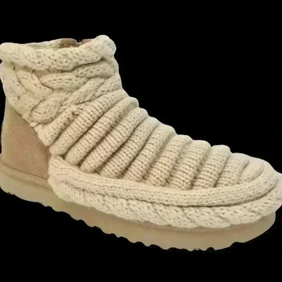 Size 9 Ugg Natural Beige Classic Mini Chunky Knit Boots - Picture 9 of 14
